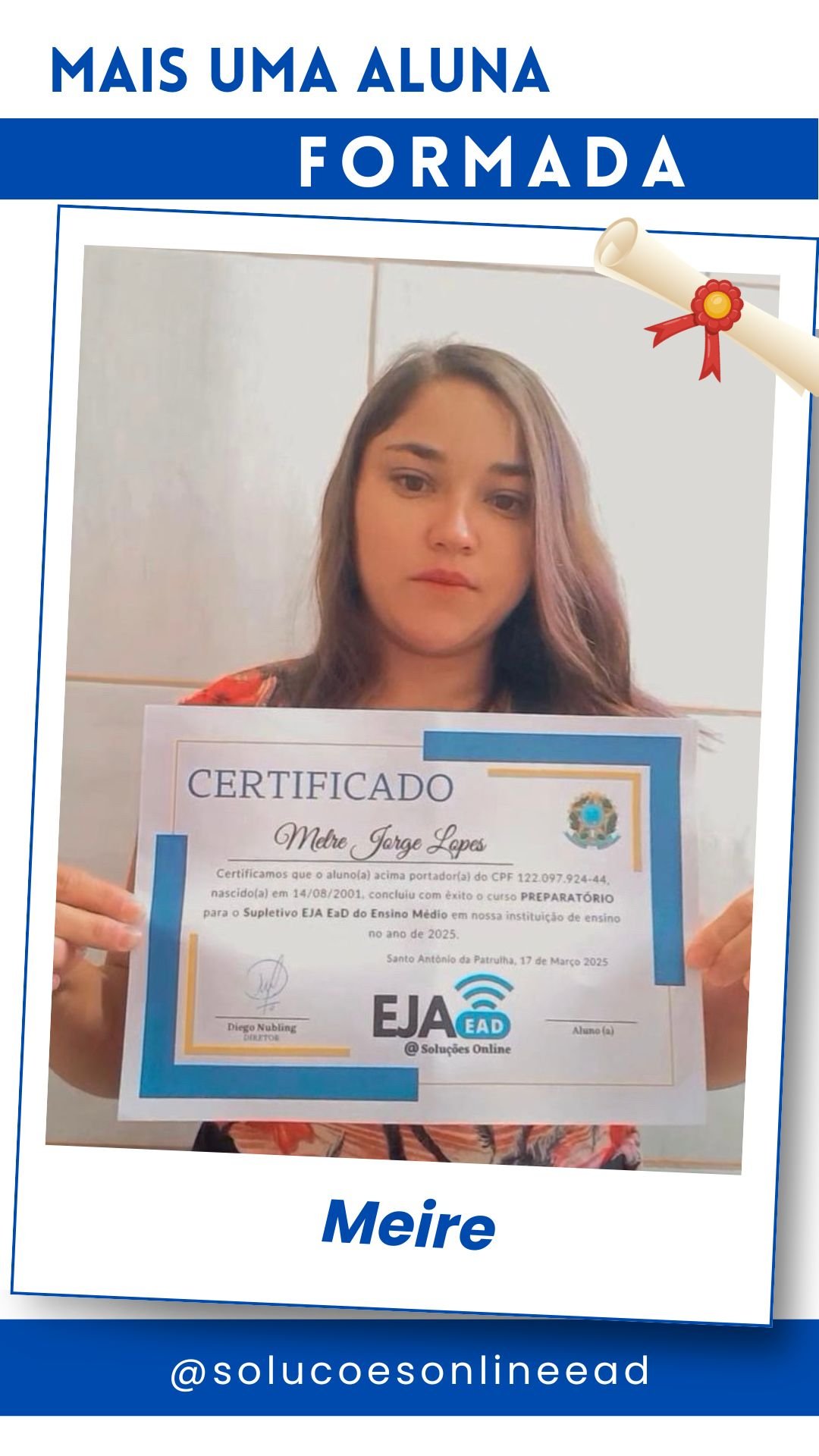 Meire — aluno formado segurando o certificado