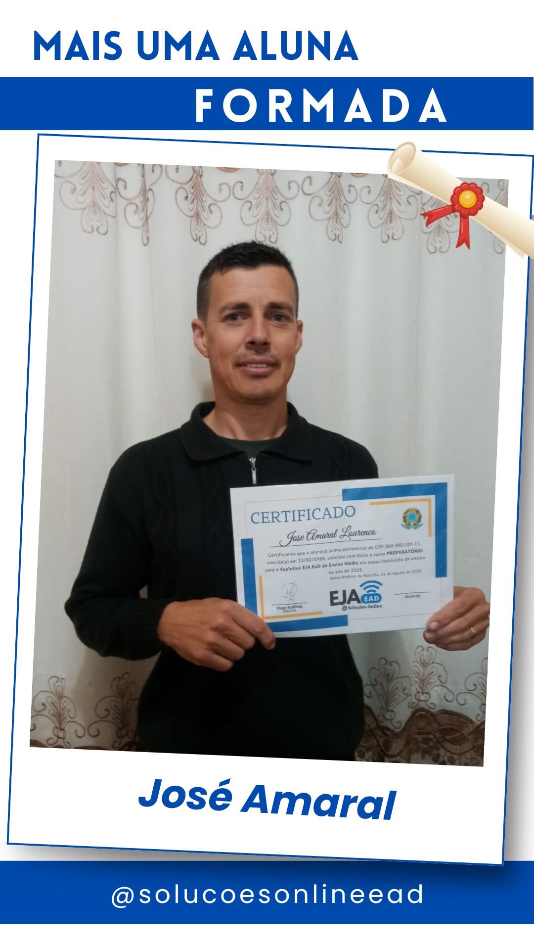 José Amaral — aluno formado segurando o certificado