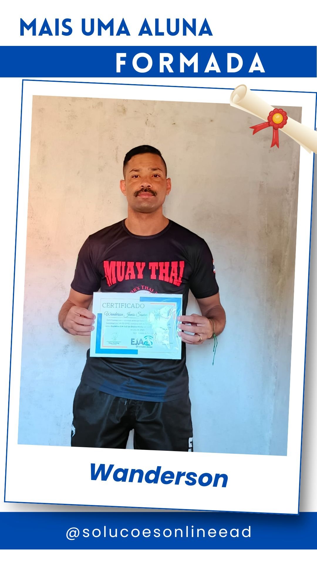 Wanderson — aluno formado segurando o certificado